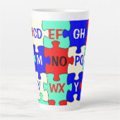 Kleurrijke Jigsaw Puzzle Stukken & Alfabet Letters Latte Mok (Voorkant)