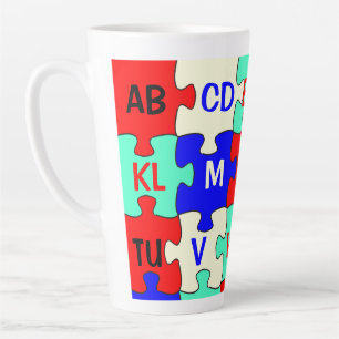 Kleurrijke Jigsaw Puzzle Stukken & Alfabet Letters Latte Mok
