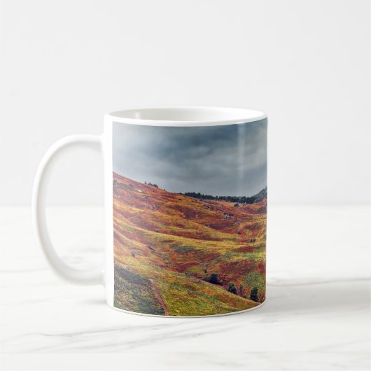 Kleurrijke kale heuvels en bergen landschap koffiemok (Links)