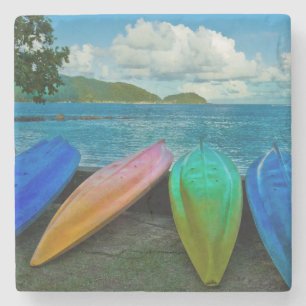 Kleurrijke kano's op het strand van Pago Stenen Onderzetter