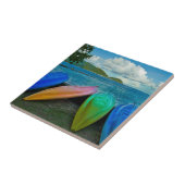 Kleurrijke kano's op het strand van Pago Tegeltje (Zijkant)