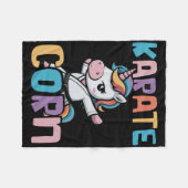 Kleurrijke karate eenhoorn in actie met regenboog fleece deken (Voorkant (Horizontaal))