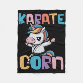 Kleurrijke karate eenhoorn in actie met regenboog fleece deken (Voorkant)