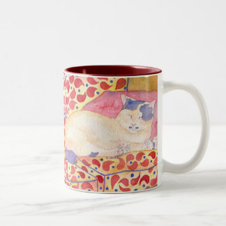 Kleurrijke kat op de mok van de sofa