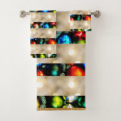 Kleurrijke kerstballen en witte lichtstrepen bad handdoek (Insitu)