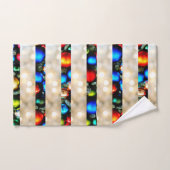 Kleurrijke kerstballen en witte lichtstrepen bad handdoek (Handdoek)