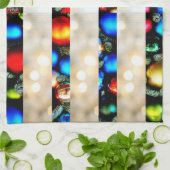 Kleurrijke kerstballen en witte lichtstrepen theedoek (Gevouwen)