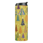 Kleurrijke kerstbomen: feestelijke achtergrond. thermosbeker (Gedraaid links)