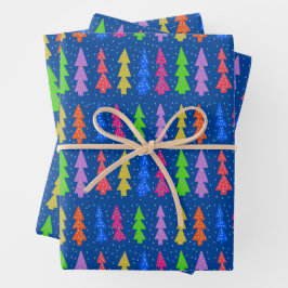 Kleurrijke kerstbomen op blauw inpakpapier vel