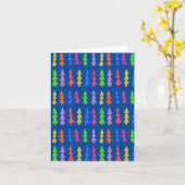 Kleurrijke kerstbomen op blauw kaart (Gele Bloem)