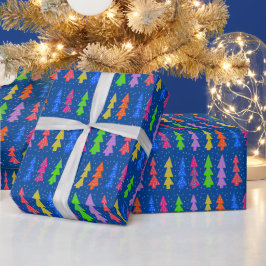 Kleurrijke kerstbomen op een blauwe achtergrond cadeaupapier