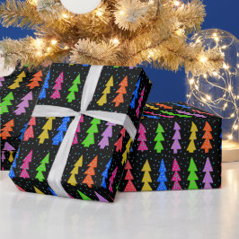 Kleurrijke kerstbomen op zwart cadeaupapier