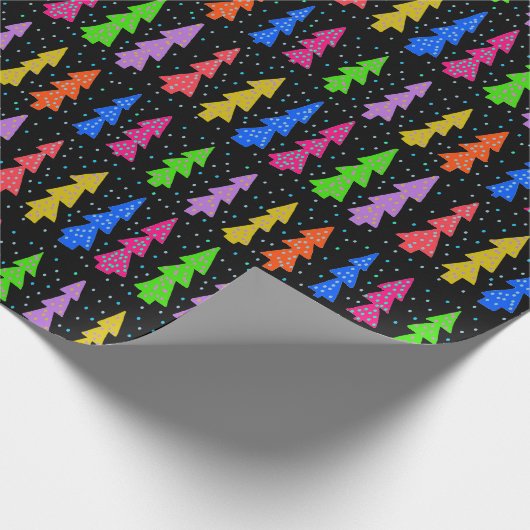 Kleurrijke kerstbomen op zwart cadeaupapier (Hoek)