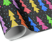 Kleurrijke kerstbomen op zwart cadeaupapier (Rol Hoek)