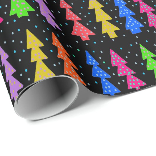 Kleurrijke kerstbomen op zwart cadeaupapier (Rol Hoek)