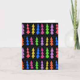 Kleurrijke kerstbomen op zwart feestdagen kaart