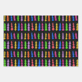 Kleurrijke kerstbomen op zwart inpakpapier vel (Voorkant)