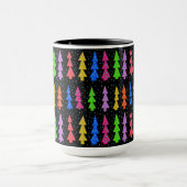 Kleurrijke kerstbomen op zwart mok (Midden)