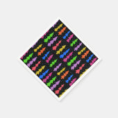 Kleurrijke kerstbomen op zwart servet (Hoek)