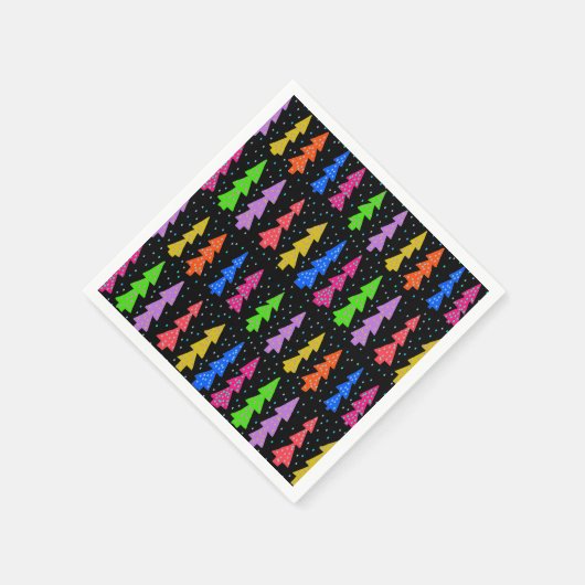 Kleurrijke kerstbomen op zwart servet (Hoek)