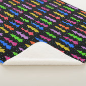 Kleurrijke kerstbomen op zwart sherpa deken (3/4)