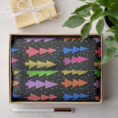 Kleurrijke kerstbomen op zwart tissuepapier (Geschenk)