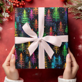 Kleurrijke kerstboom gloeit in donker bos cadeaupapier