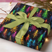 Kleurrijke kerstboom gloeit in donker bos cadeaupapier