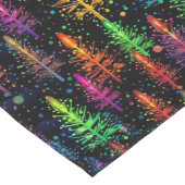 Kleurrijke kerstboom gloeit in donker bos lange tafelloper (Hoek)