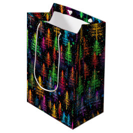 Kleurrijke kerstboom gloeit in donker bos medium cadeauzakje