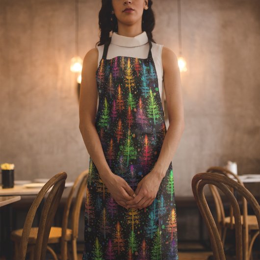 Kleurrijke kerstboom gloeit in donker bos schort