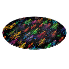 Kleurrijke kerstboom gloeit in donker bos snijplank