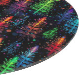 Kleurrijke kerstboom gloeit in donker bos snijplank (Hoek)