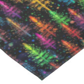 Kleurrijke kerstboom gloeit in donker bos tafelkleed (Gekanteld)