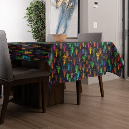 Kleurrijke kerstboom gloeit in donker bos tafelkleed