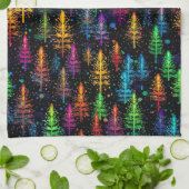 Kleurrijke kerstboom gloeit in donker bos theedoek (Gevouwen)