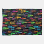 Kleurrijke kerstboom gloeit in donker bos theedoek (Horizontaal)