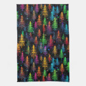 Kleurrijke kerstboom gloeit in donker bos theedoek (Verticaal)