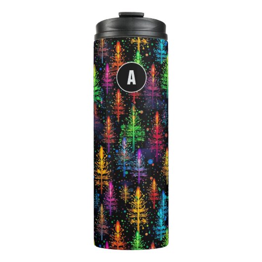 Kleurrijke kerstboom gloeit in donker bos thermosbeker (Voorkant)