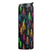 Kleurrijke kerstboom gloeit in donker bos thermosbeker (Gedraaid links)