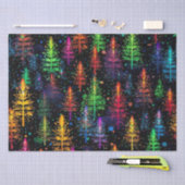 Kleurrijke kerstboom gloeit in donker bos tissuepapier (Craft)