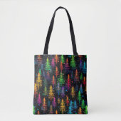 Kleurrijke kerstboom gloeit in donker bos tote bag (Voorkant)