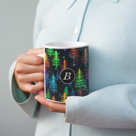 Kleurrijke kerstboom gloeit in donker bos tweekleurige koffiemok