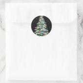 Kleurrijke kerstboom op zwart ronde sticker (Tas)