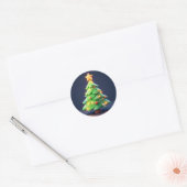 Kleurrijke kerstboom versierd met lichtjes ronde sticker (Envelop)