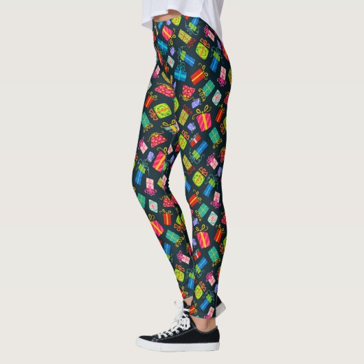 Kleurrijke kerstcadeautjes op zwart leggings (Links)