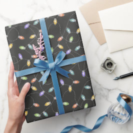 Kleurrijke kerstverlichting slinger patroon op zwa cadeaupapier
