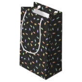 Kleurrijke kerstverlichting slinger patroon op zwa klein cadeauzakje (Achterkant Gekanteld)