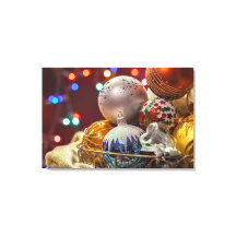 Kleurrijke Kerstversiering in Mand