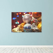 Kleurrijke Kerstversiering in Mand Canvas Afdruk (Insitu (Houten vloer))